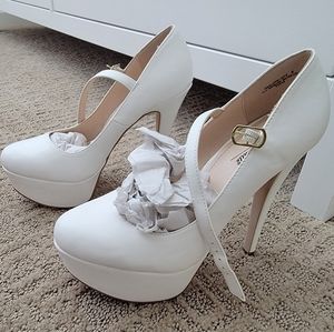 White round toe heel